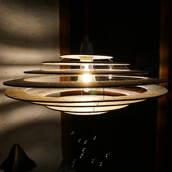 Planet - Lampe aus Wollpressplatten - Porzellan Fassung/Baldachin - rotes Textilkabel